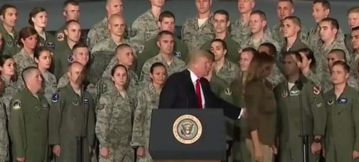 «Σκοτώνονται» Τραμπ και Μελάνια: «Πήγαινε να καθίσεις» της είπε, σπρώχνοντάς την (βίντεο)